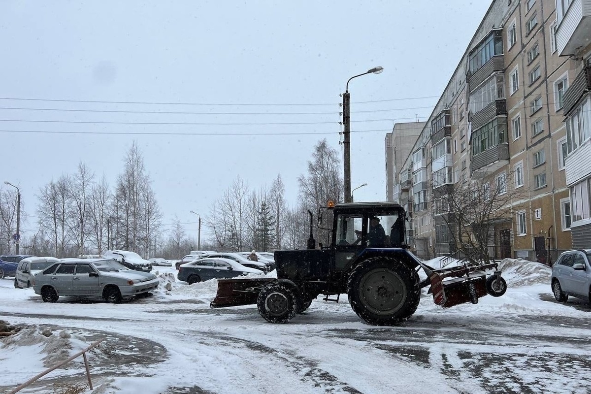 В Северодвинске 358 дворников вышли на борьбу со снегом близ многоэтажек