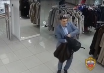 В российской столице приезжий мигрант совершил дерзкую кражу в магазине одежды, но не учел работу камер видеонаблюдения, которые полностью записали момент совершения преступления и благодаря которым вора быстро удалось опознать