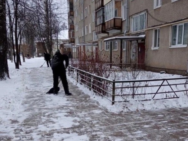 В Йошкар-Оле устраняют последствия ночного снегопада