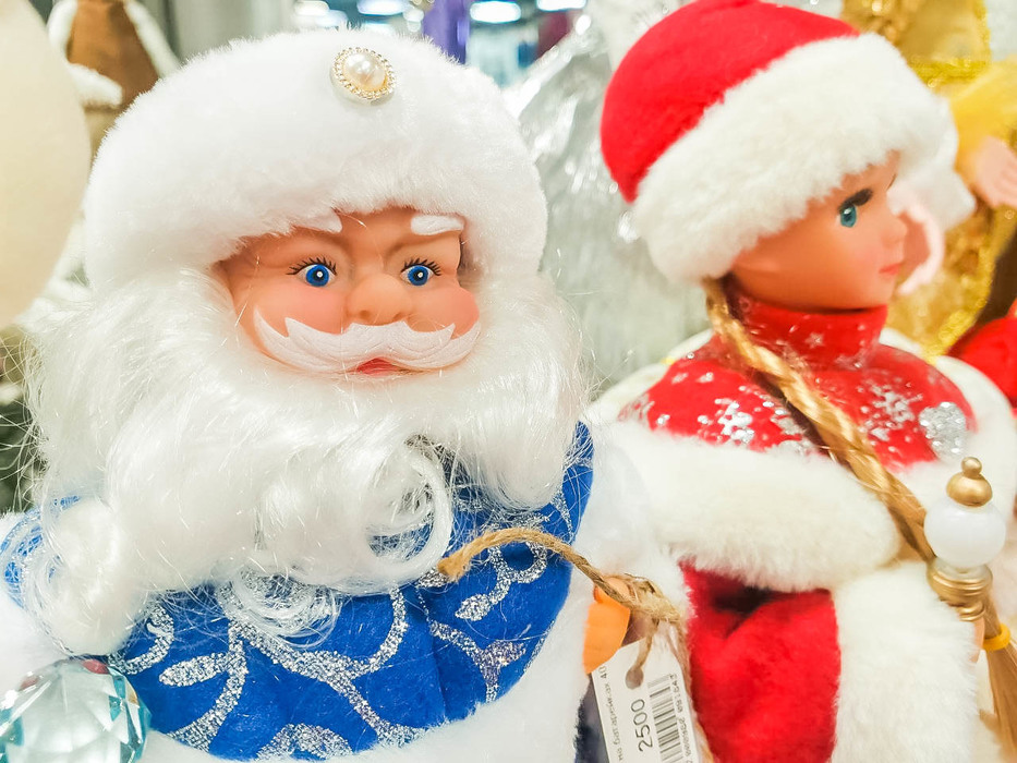 Хабаровские магазины к Новому году-2024 заполонили Деды Морозы и Снегурочки: фото