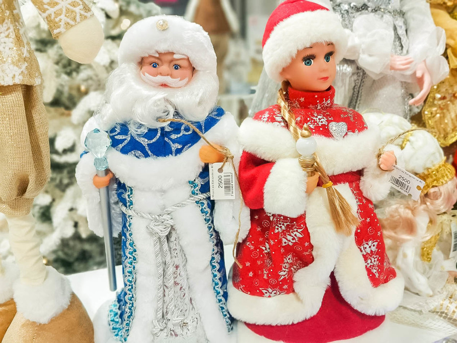 Хабаровские магазины к Новому году-2024 заполонили Деды Морозы и Снегурочки: фото