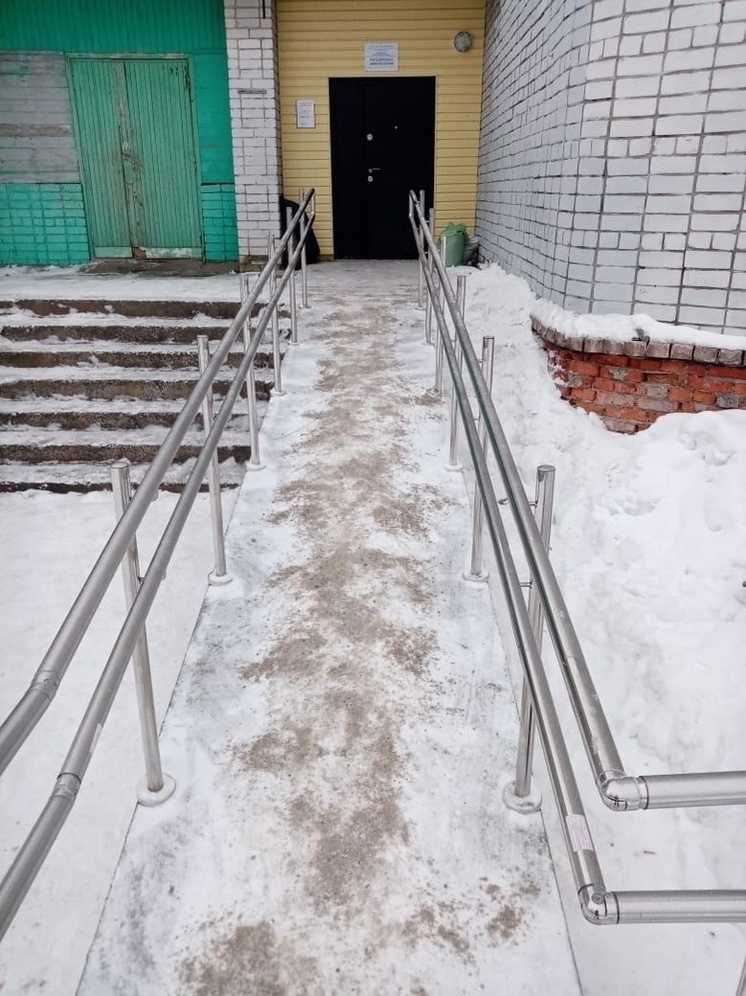 Рабочие отремонтировали вход в амбулаторию в Карелии