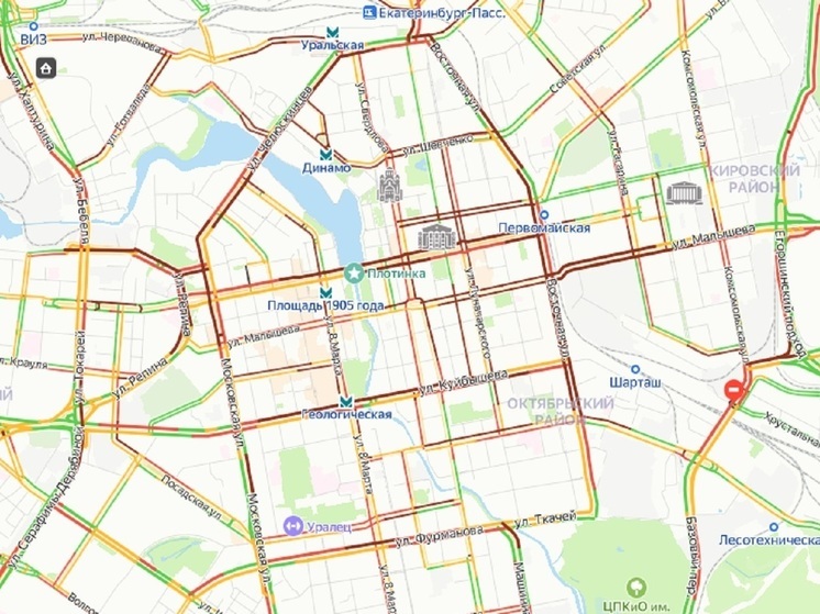 Огромные пробки образовались в Екатеринбурге из-за снегопада