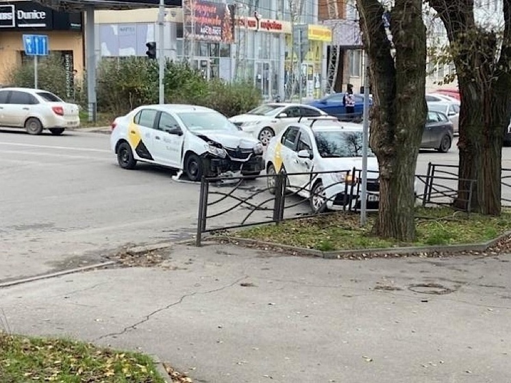 В центре Таганрога случилась авария с двумя такси