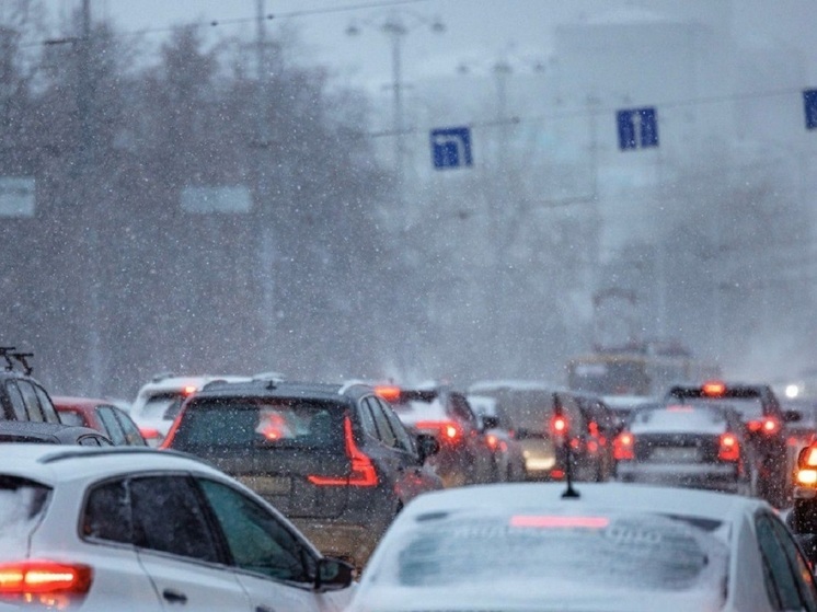 167 единиц техники борются в Екатеринбурге с последствиями снегопада