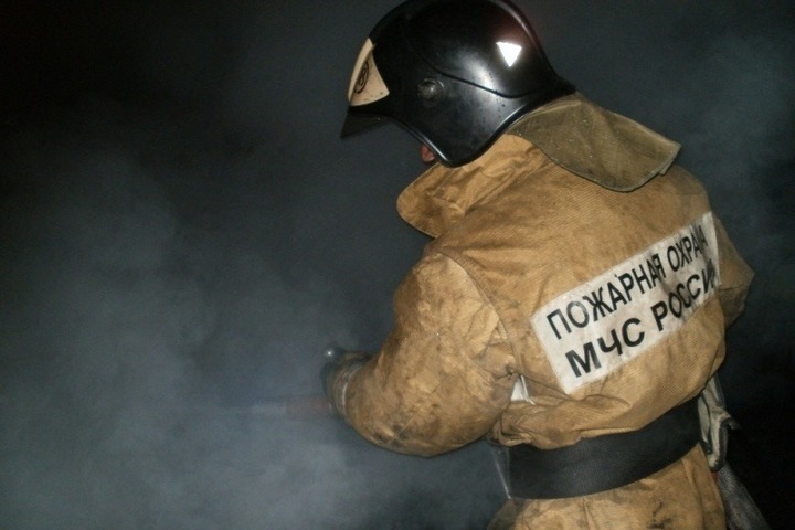 В райцентре Калмыкии на пожаре спасли двух человек