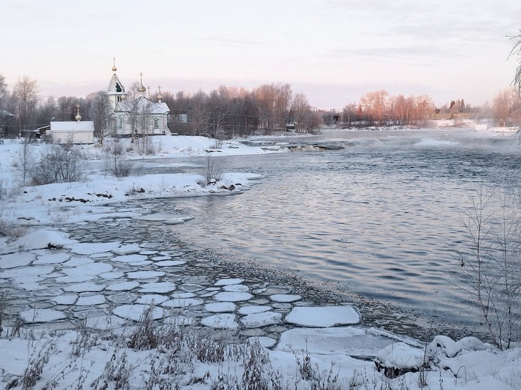 Роскошные ледяные блинчики на реке в Беломорске попали на фото