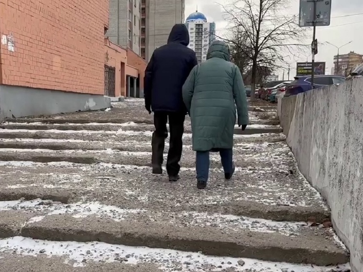 Ярославцы просят отремонтировать тротуар и примыкающую к нему лестницу на Московском проспекте
