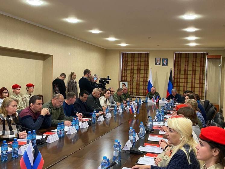 Юнармейцам одной из донецких школ передали Орден "Красной звезды"