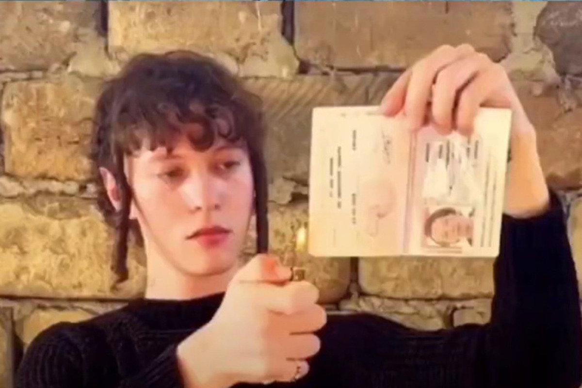 Baza: freak singer Charlotte, who burned his passport, was detained at Pulkovo airport