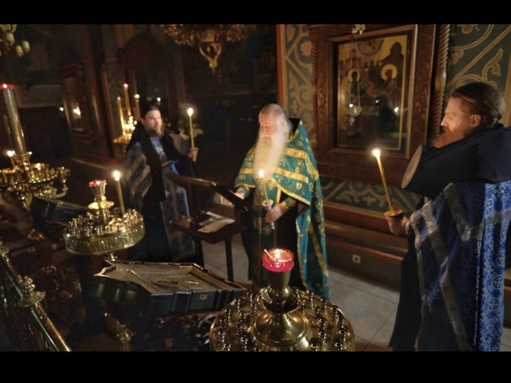 В Троицком соборе Свято-Троицкого Болдина мужского монастыря прошло вечернее богослужение с чтением акафиста