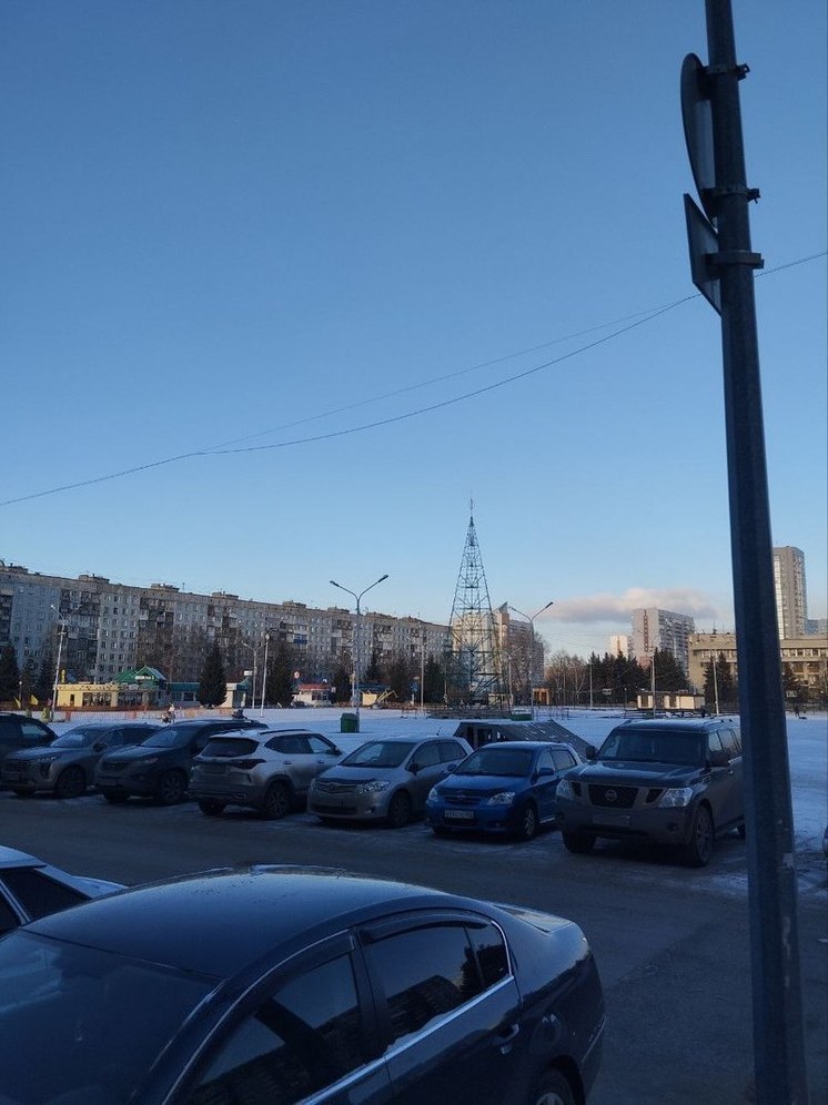 В центре Новокузнецка установили каркас новогодний елки