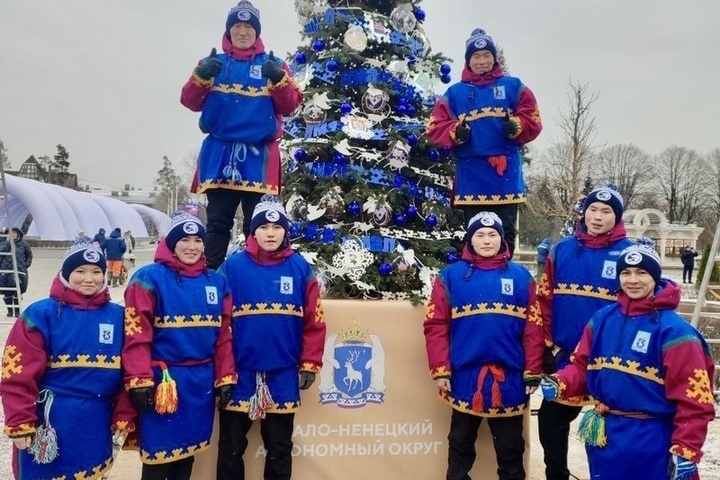 Спортсмены из ЯНАО украсили новогоднюю елку Ямала на выставке «Россия» в Москве