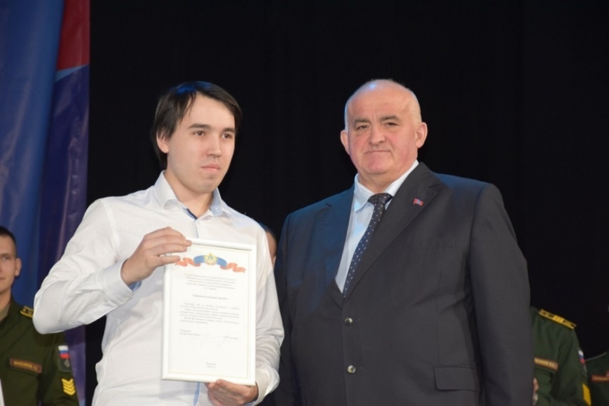 Костромской губернатор вручил именные стипендии лучшим студентам региона