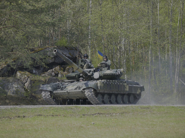 РИА Новости: раненый офицер "Отважных" подбил танк в бою с "Азовом"*