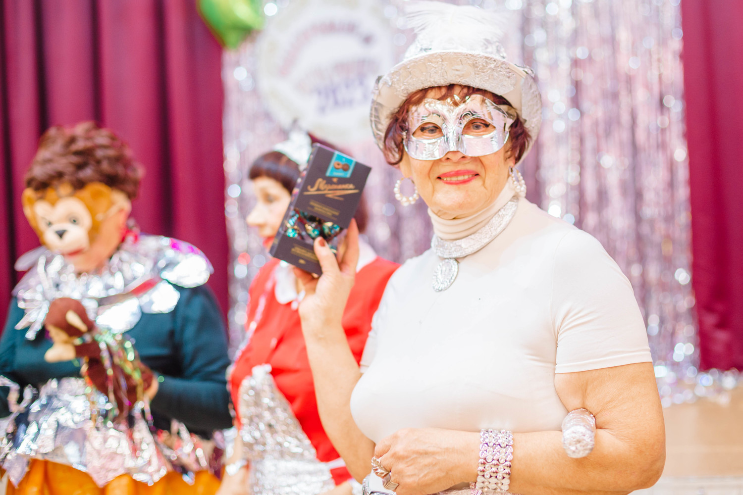 Хабаровские бабушки устроили фольгированную вечеринку в преддверии Нового года-2024: фото