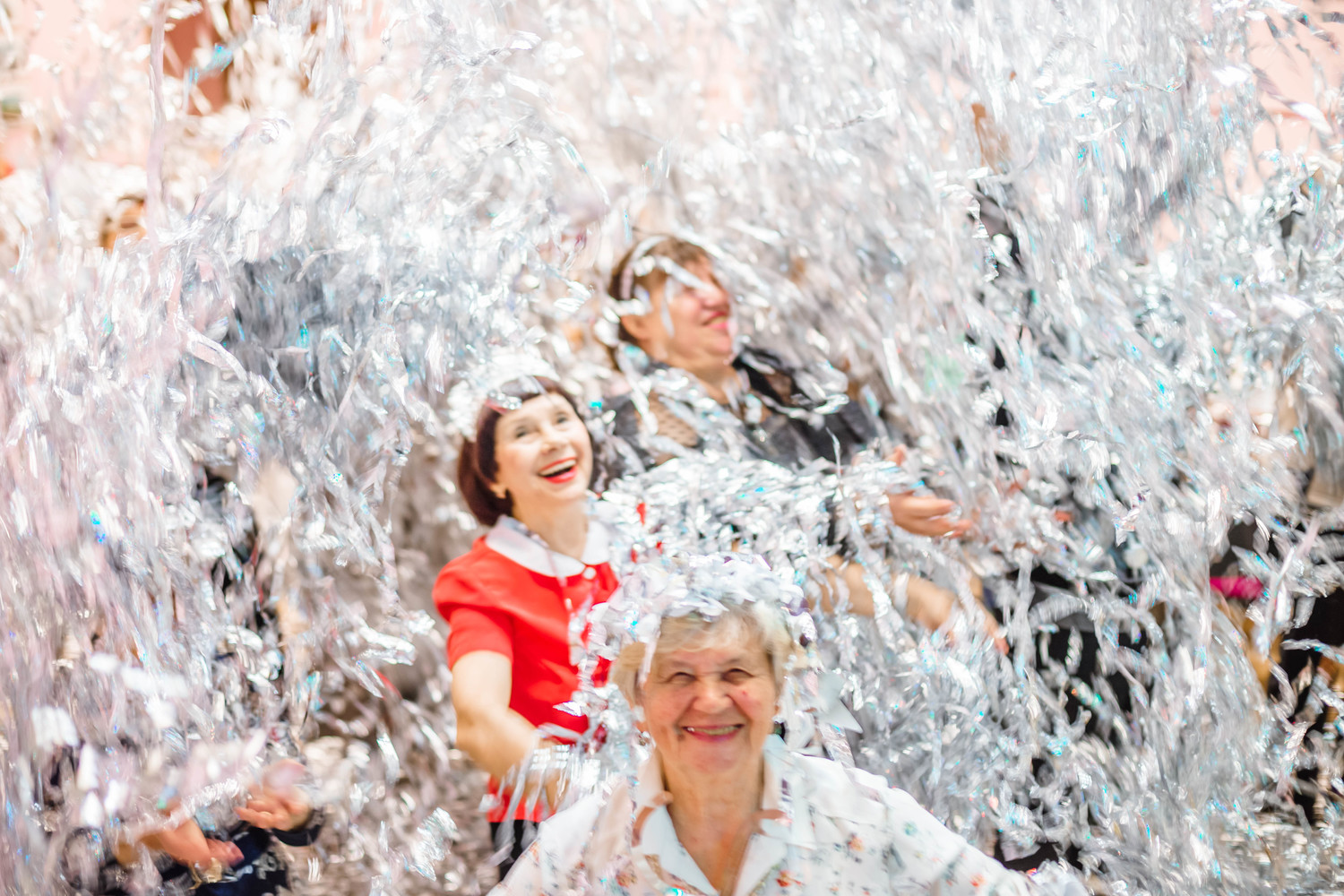 Хабаровские бабушки устроили фольгированную вечеринку в преддверии Нового года-2024: фото