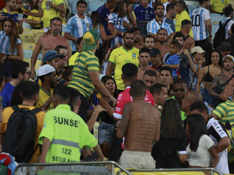 Сборная Аргентины обыграла Бразилию после массовой драки болельщиков
