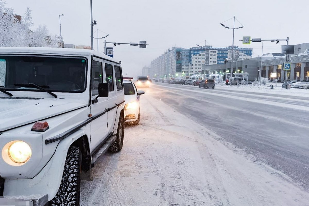 В Новом Уренгое Mercedes сбил женщину на переходе - МК Ямал