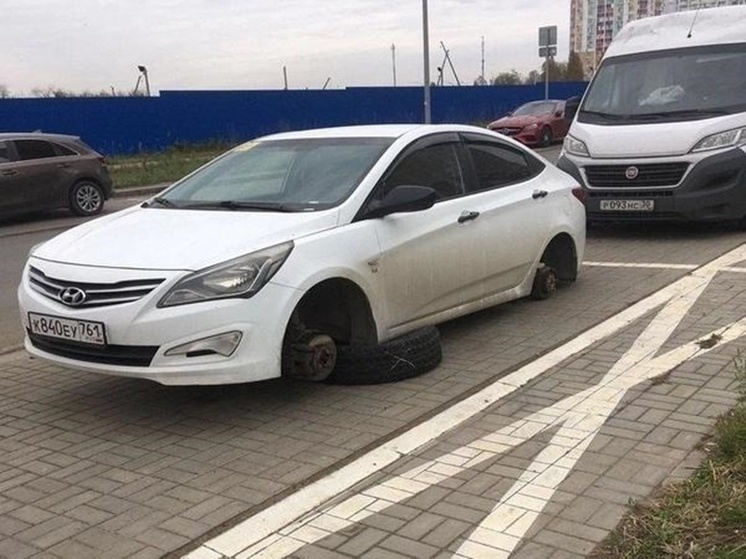 В Ростове на Левенцовке неизвестные «разули» иномарку
