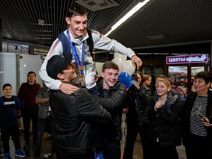 В аэропорту Сочи встретили чемпиона Европы по боксу среди молодежи