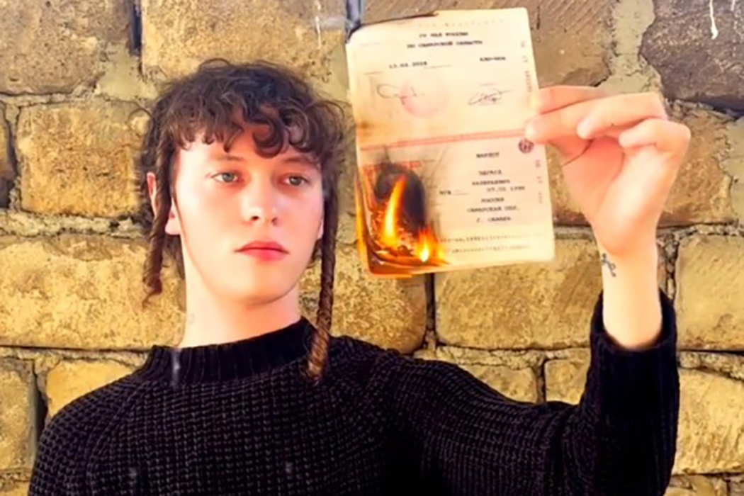 Charlotte, who burned a Russian passport, was detained in St. Petersburg: photo of a freak singer