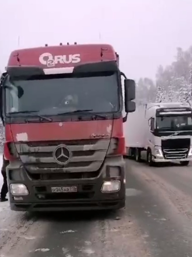 На автодорогах Челябинской области ограничили движение из-за ледяного дождя