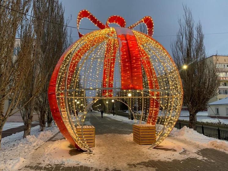 Улицы в Омске начали украшать к Новому году