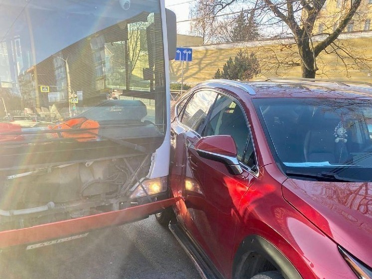 В Калининграде автобус столкнулся с легковым автомобилем