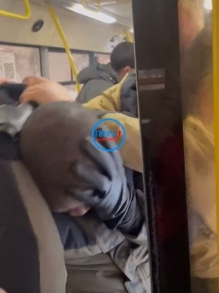 Человек, избивший темнокожего иностранца в тверском автобусе, извинился на видео