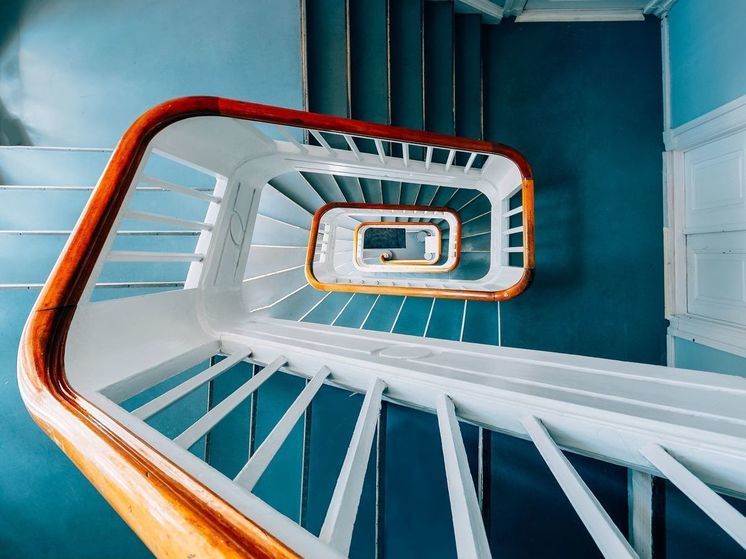 Помочившихся в московском подъезде подростков заставили его отмывать