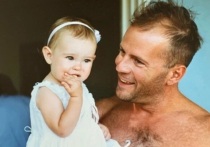 Дочь Брюса Уиллиса, страдающего деменцией, поделилась редким семейным фото с отцом, демонстрируя свою тоску по нему