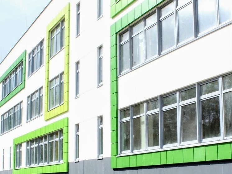 Самую большую школу Петрозаводска закрыли из-за аварии