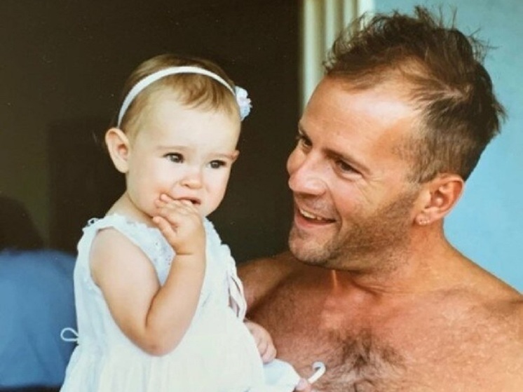 Дочь разбитого деменцией Брюса Уиллиса поделилась редким фото с отцом