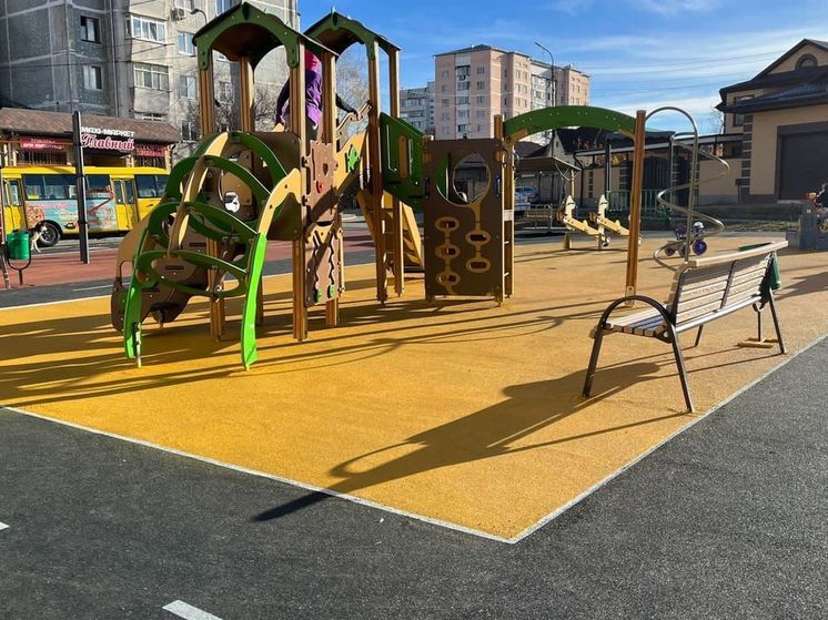 Новые детские площадки появились во дворах Кисловодска