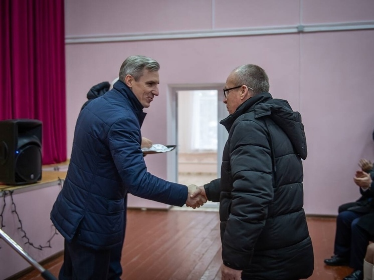 Губернатор вручил вяземским аграриям ключи от новых домов