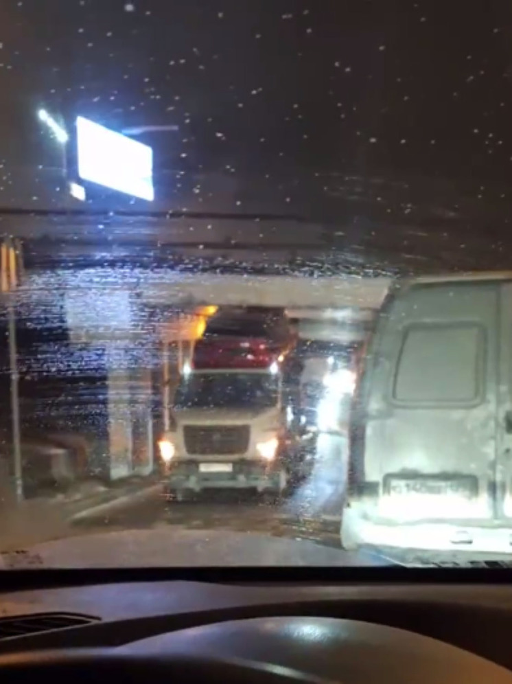  На МКАДе под мостом застрял грузовик