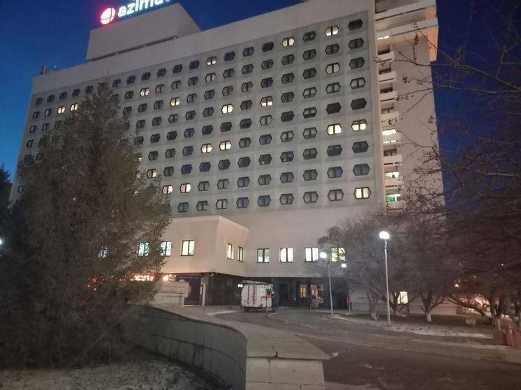 В Новосибирске заметили женщину, сидящую на бортике балкона на 12 этаже гостиницы