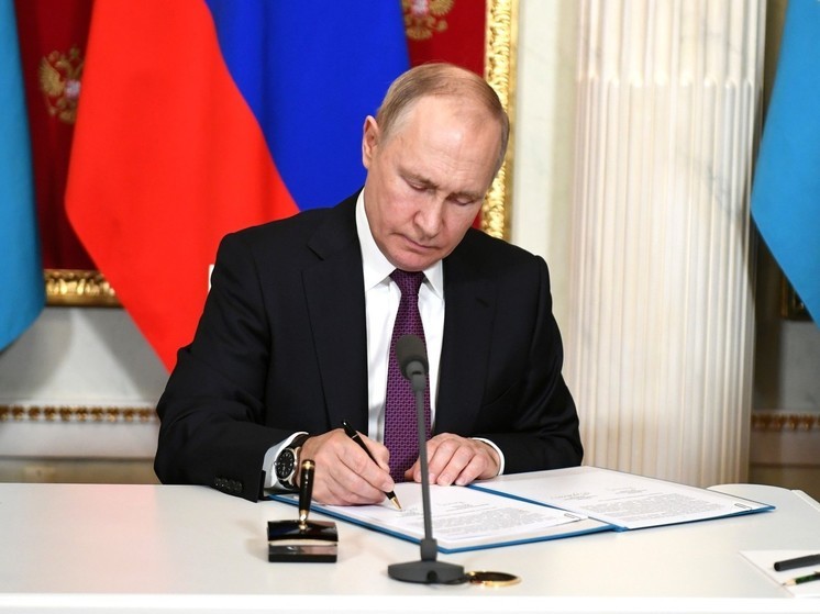 Путин присвоил звания генералов главам ФСИН и ФССП