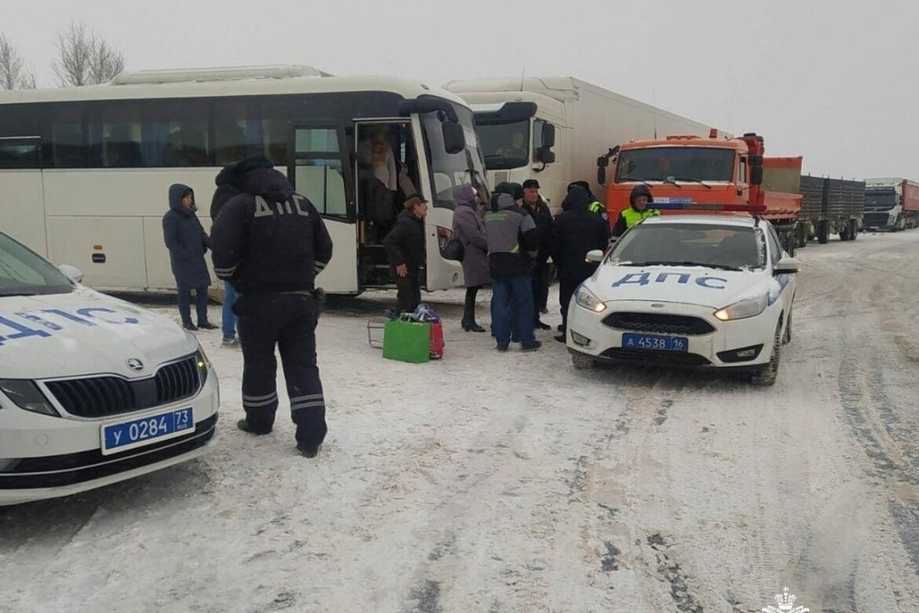 Пункт обогрева для водителей открыли на трассе из-за огромной пробки в Татарстане