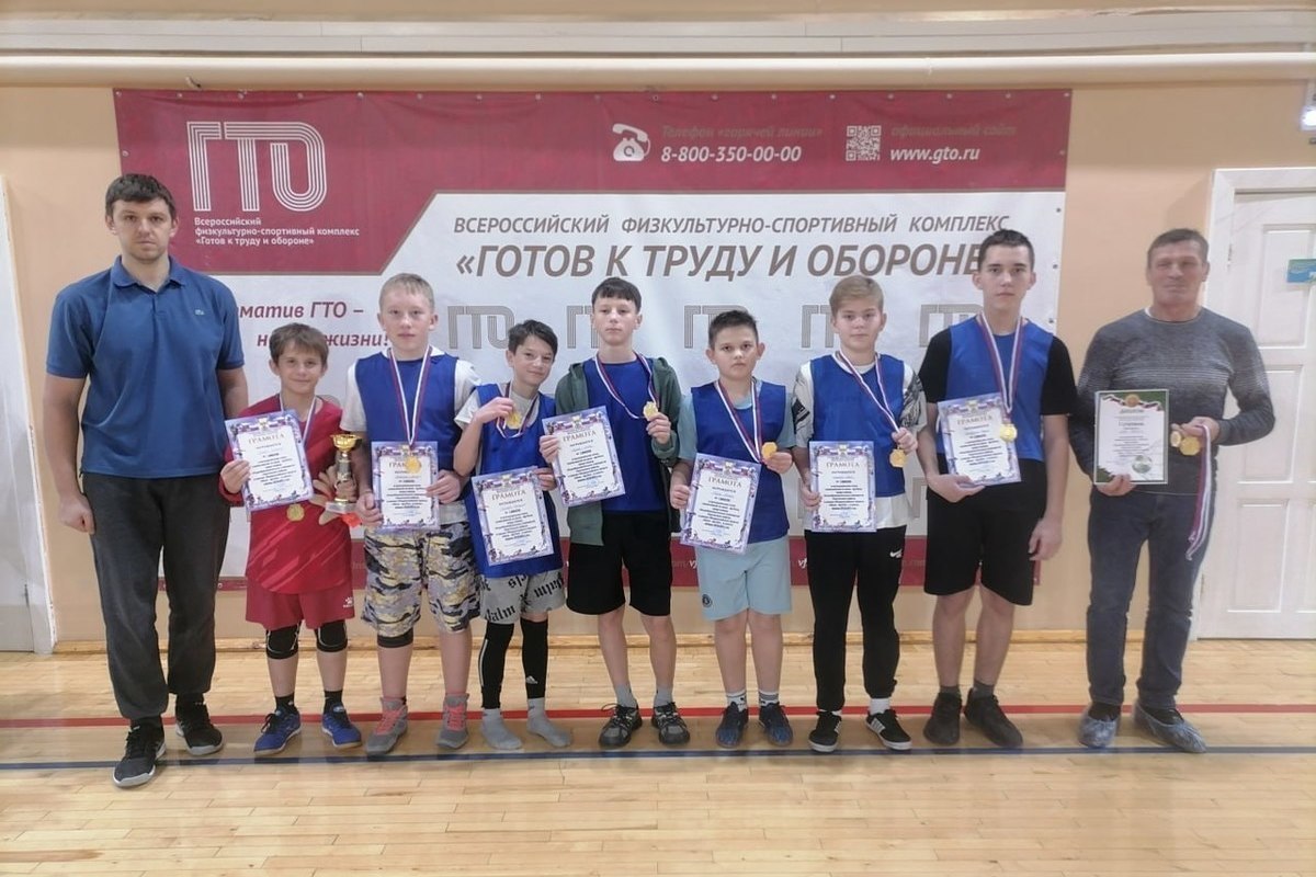 Schoolchildren from the Omutinsky district played football
