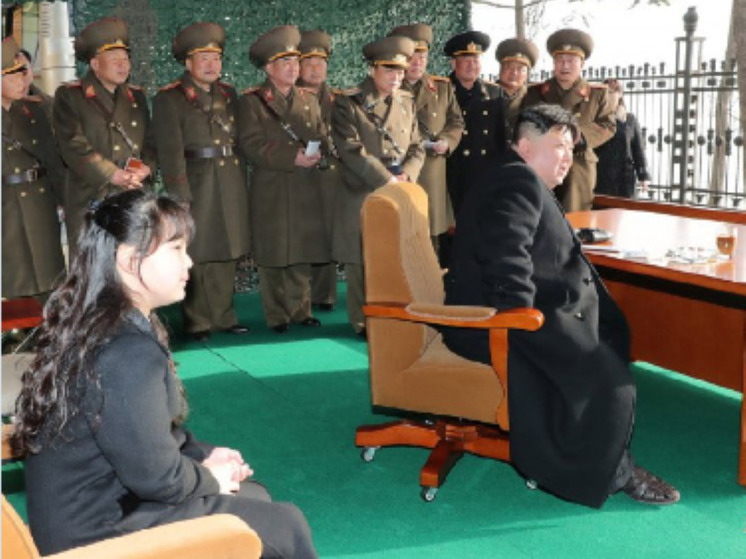 Ким Чен Ын понаблюдал за военными базами США с нового спутника-шпиона