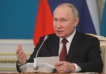 Президент России Владимир Путин, выступая на виртуальном саммите "Большой двадцатки" (G20), предложил подумать о том, как прекратить трагедию боевых действий на Украине