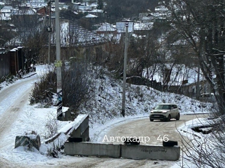 В Курске автомобилист попытался штурмовать перекрытую блоками «пьяную дорогу»