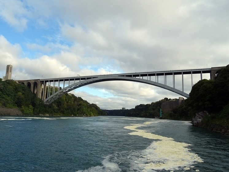 Появилось видео взрыва автомобиля на мосту над Ниагарским водопадом