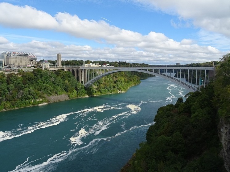 Автомобиль взорвался на мосту между США и Канадой на Ниагарском водопаде