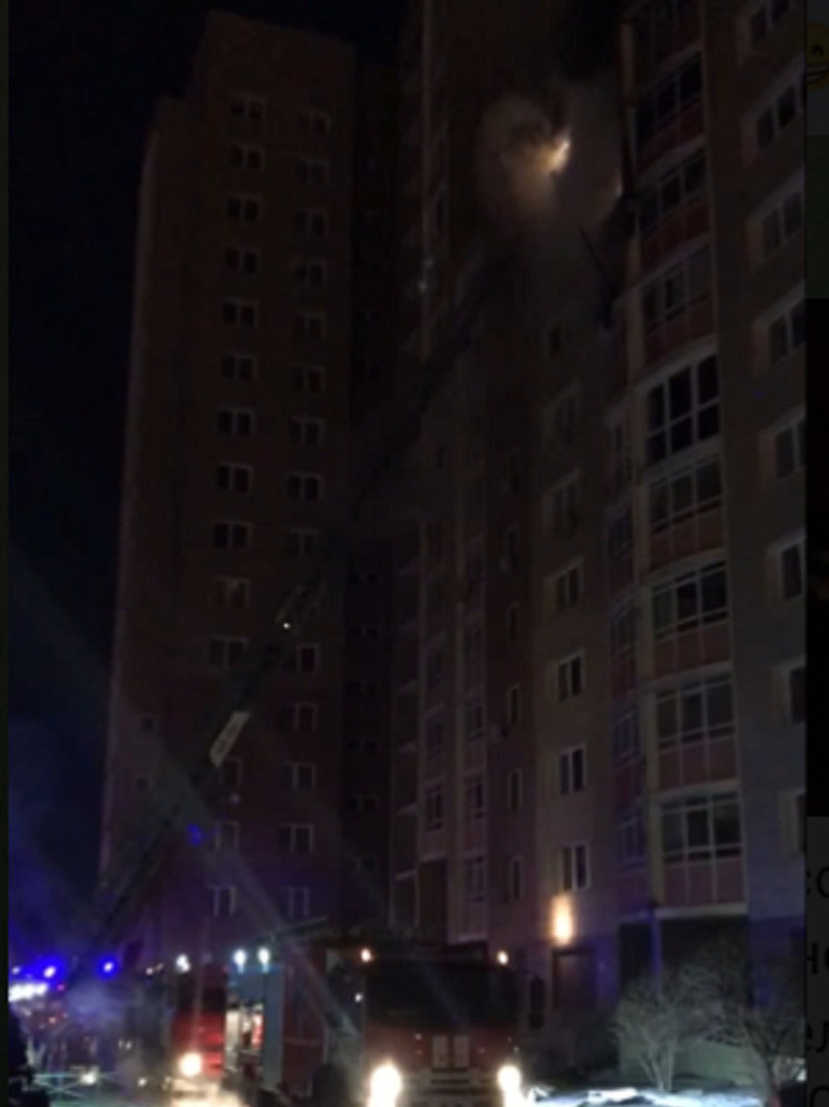 В Красноярске потушили горящие балконы в доме на улице Ястынской