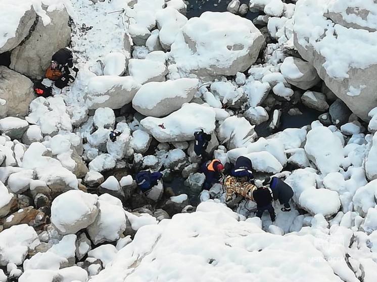 Спасатели Северной Осети вытащили сорвавшегося в 30-метровую канаву сотрудника ГЭС