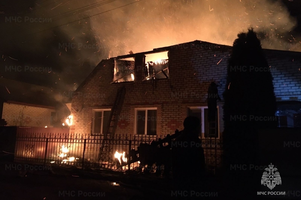 Жилой дом сгорел в брянской Жуковке - МК Брянск