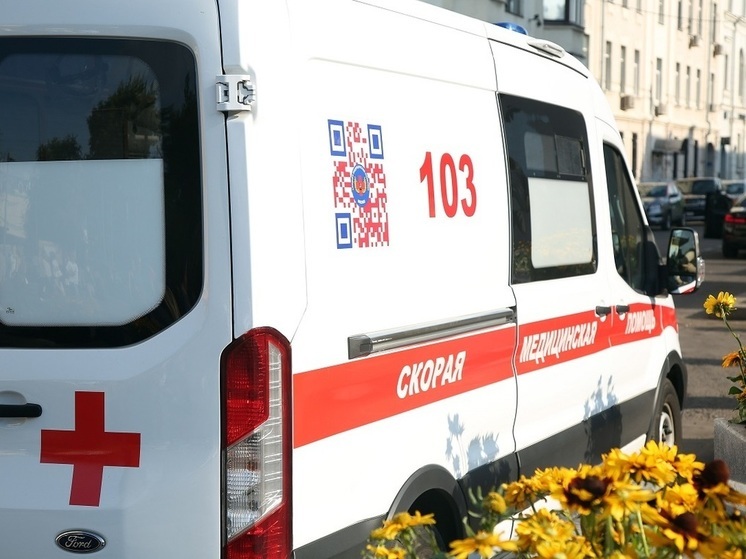 При вспышке газового баллона в подъезде пострадал дворник